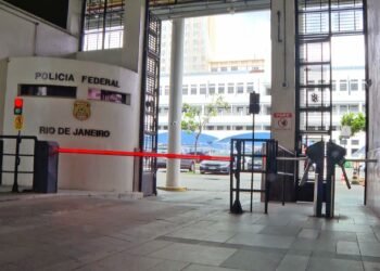 Polícia Federal mira extorsão dentro da PF do Rio e prende empresário com distintivo falso da corporação e até carro blindado com sirene