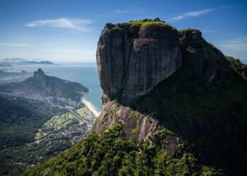 Homem morre após saltar de parapente em São Conrado