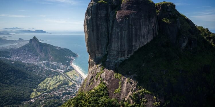 Homem morre após saltar de parapente em São Conrado