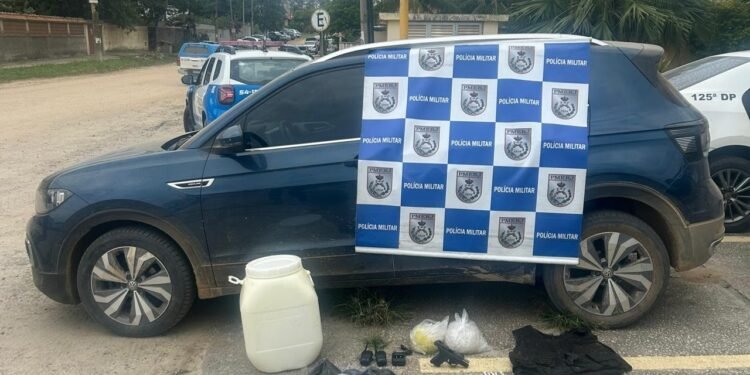 PM recupera carro roubado e prende suspeitos de liderança em roubos e tráfico em São Pedro da Aldeia