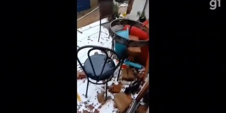 Vídeo: moradora relata desespero ao chegar em casa e ver estrago causado por temporal: ‘Foi um pesadelo’ Vídeo: moradora relata desespero ao chegar em casa e ver estrago causado por temporal: ‘Foi um pesadelo’