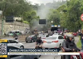 Incêndio em ônibus interdita ao Túnel Rebouças, sentido Zona Sul do Rio
