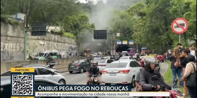 Incêndio em ônibus interdita ao Túnel Rebouças, sentido Zona Sul do Rio Incêndio em ônibus interdita ao Túnel Rebouças, sentido Zona Sul do Rio