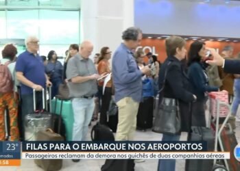 Passageiros enfrentam atrasos e longas filas nos aeroportos do Rio