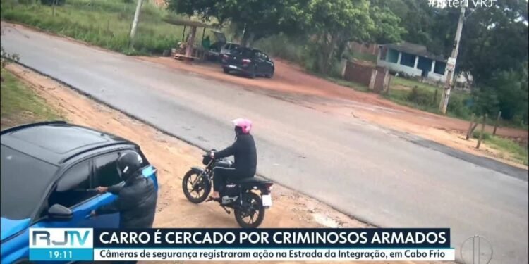 Homem é surpreendido pela dupla armada na estrada de São Jacinto, em Cabo Frio