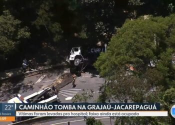 Caminhão tomba na Autoestrada Grajaú-Jacarepaguá