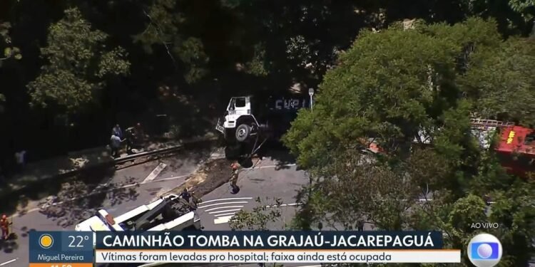 Caminhão tomba na Autoestrada Grajaú-Jacarepaguá