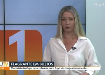 Motorista é flagrado dirigindo pela calçada em Búzios