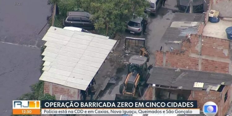 Criminosos atravessam ônibus em Caxias no segundo dia da Operação Barricada Zero