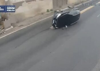 VÍDEO: Carro capota após bater com veículo em Volta Redonda