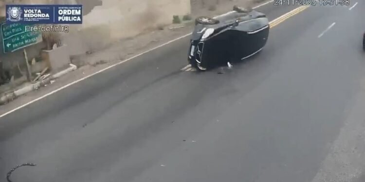 VÍDEO: Carro capota após bater com veículo em Volta Redonda