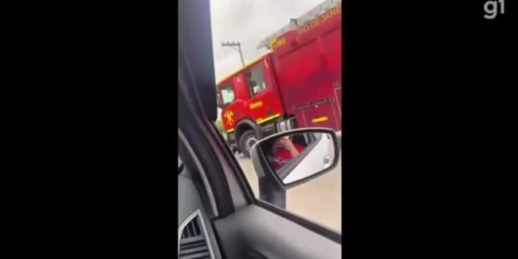 Motociclista morre após entrar no contramão e bater em micro-ônibus em Cabo Frio Motociclista morre após entrar no contramão e bater em micro-ônibus em Cabo Frio