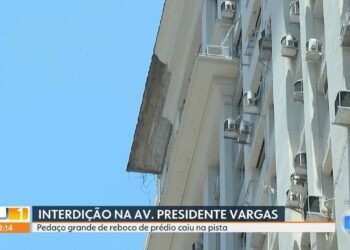 Reboco de prédio cai e trecho da Av. Presidente Vargas é interditado