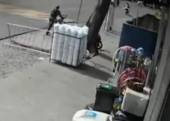 Moto é furtada na movimentada avenida de Campos; ação foi registrada por câmera