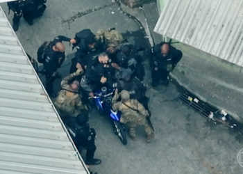 Castro propõe que policial civil receba salário integral e promoção por ferimento em ação