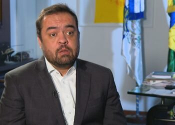 É #FAKE vídeo de Cláudio Castro contando que Lula e esquerda vão cassá-lo; cena foi manipulada com inteligência artificial