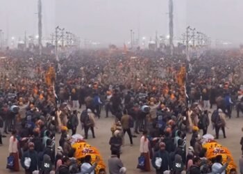 É #FAKE que vídeo mostra protesto no Complexo do Alemão após morte de traficantes; cena foi gravada em festival na Índia