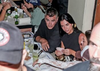 A Polícia precisa fortalecer o policiamento para garantir a saída de Dua Lipa de bar em Botafogo