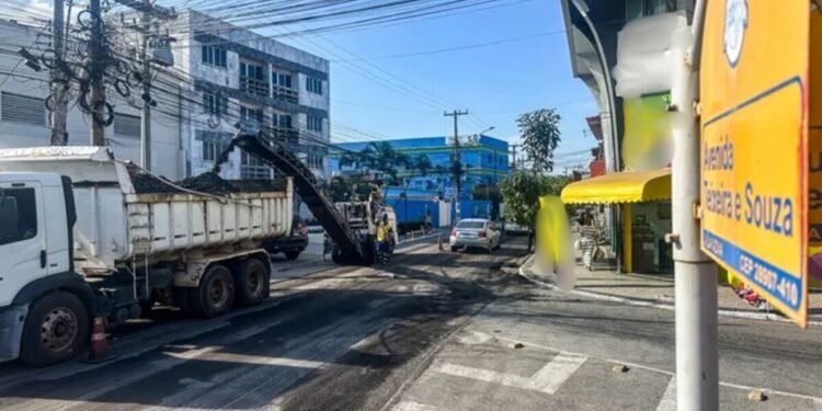 Trânsito interditado na Avenida Teixeira e Souza em Cabo Frio
