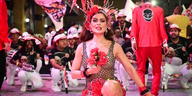 Juliana Paes e musas brilham na 2ª noite de minidesfiles