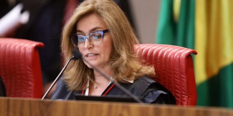 Relatora no TSE vota pela cassação de mandato e inelegibilidade de Cláudio Castro; julgamento é adiado