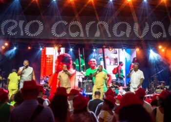 Escolas brilham na abertura dos mini desfiles e empolgam público no 1º dia de apresentações para o Dia Nacional do Samba