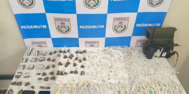 Dupla é presa com drogas em Volta Redonda Dupla é presa com drogas em Volta Redonda