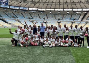 Príncipe William visita o Maracanã, joga futebol e marca gol