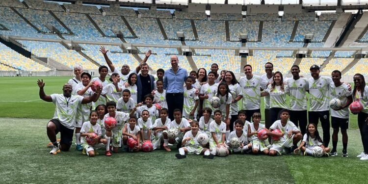 Príncipe William visita o Maracanã, joga futebol e marca gol