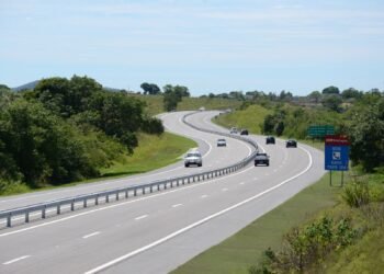 Mulher morre e homem fica ferido em acidente de moto na RJ-124, na ViaLagos