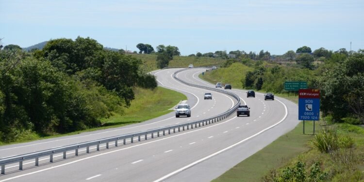 Mulher morre e homem fica ferido em acidente de moto na RJ-124, na ViaLagos Mulher morre e homem fica ferido em acidente de moto na RJ-124, na ViaLagos
