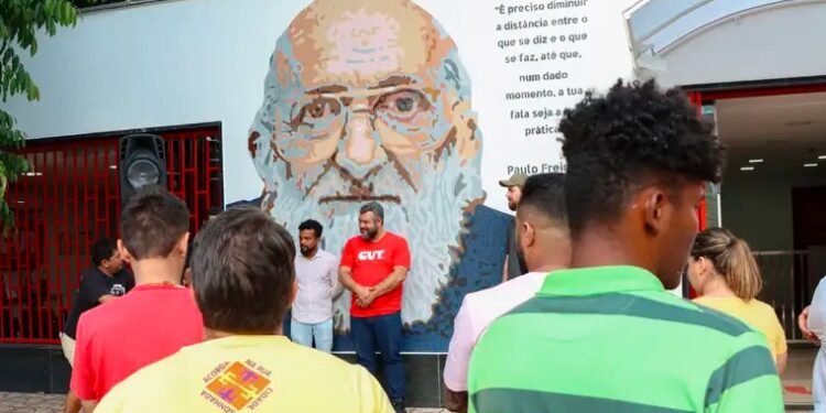 O método Paulo Freire alicia estudantes para a seita woke