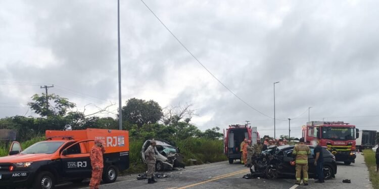 Acidente com três carros deixa três mortos e oito feridos na RJ-124, em Araruama Acidente com três carros deixa três mortos e oito feridos na RJ-124, em Araruama