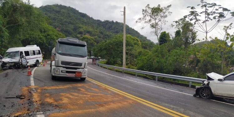 Acidente entre carro e van deixa, pelo menos, 17 feridos na Rio-Santos, em Paraty