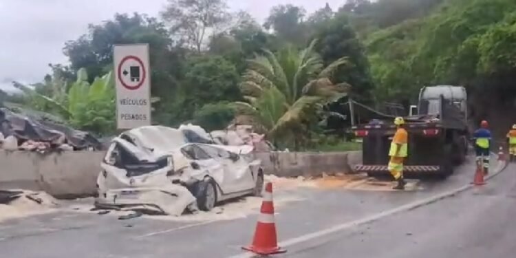 Carreta tomba e chegada carro na descida da Serra das Araras, em Piraí; cinco pessoas ficaram feridas