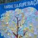 ONG distribui mensagens com ‘árvore da superação’ para estudantes