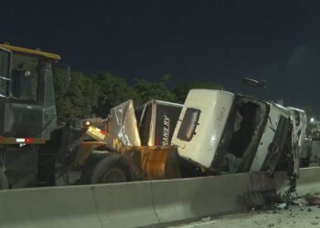 Carreta tomba e interdita Avenida Brasil; motorista conta que teve mal súbito