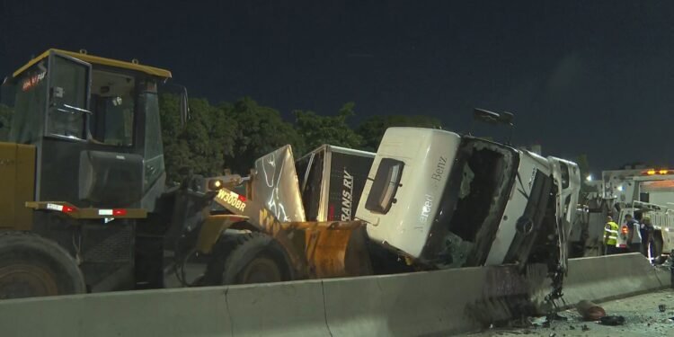 Carreta tomba e interdita Avenida Brasil; motorista conta que teve mal súbito