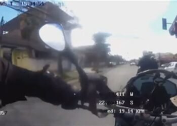 VÍDEO: suspeitos desrespeitam ordem de parada da PM na Av. Brasil e são perseguidos até caírem de moto