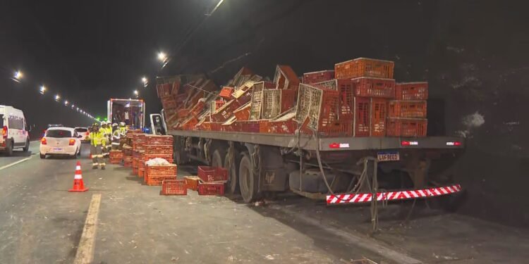 Caminhão com galinhas vivas tomba no Túnel da Covanca, na Linha Amarela Caminhão com galinhas vivas tomba no Túnel da Covanca, na Linha Amarela