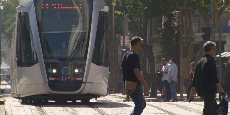 Paes sanciona lei que prevê troca do BRT por VLT nos corredores Transcarioca e Transoeste; expansão irá para Botafogo e Ilha