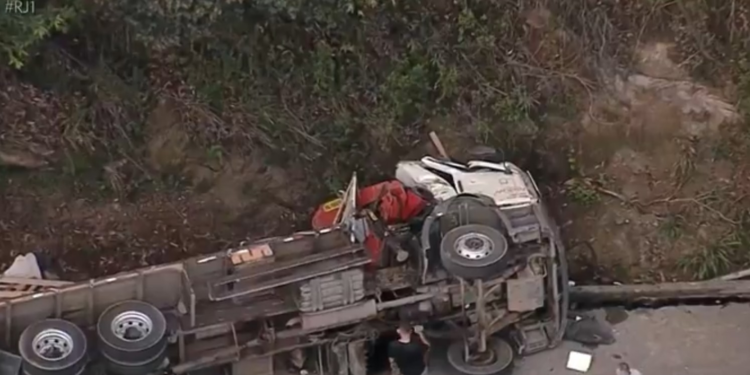 Caminhão carregado de tijolos tomba e deixa duas pessoas feridas na BR-040