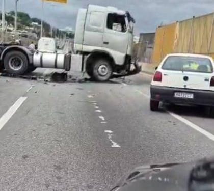Acidente entre caminhão e moto ocupa faixas da Linha Amarela Acidente entre caminhão e moto ocupa faixas da Linha Amarela