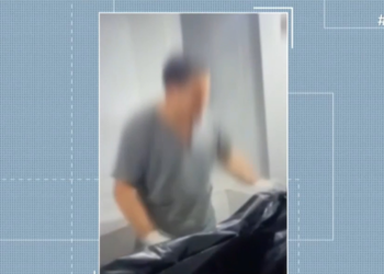 Maqueiro de hospital em Cachoeiras de Macacu debocha enquanto manipula