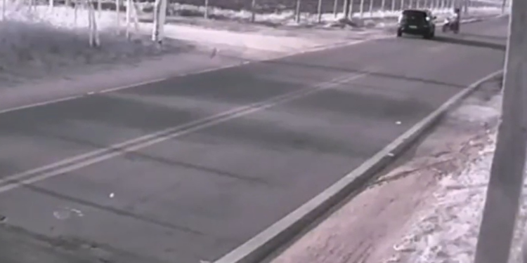 Imagens mostram carro em ultrapassagem irregular antes de colisão com moto em São Francisco de Itabapoana