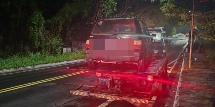 VÍDEO: Carro invade o contramão e assusta moradores em Volta Redonda VÍDEO: Carro invade o contramão e assusta moradores em Volta Redonda