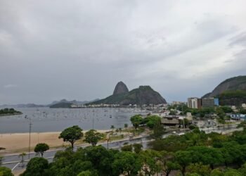 Chuva forte e rajadas de vento fazem Rio entrar no Estágio 2