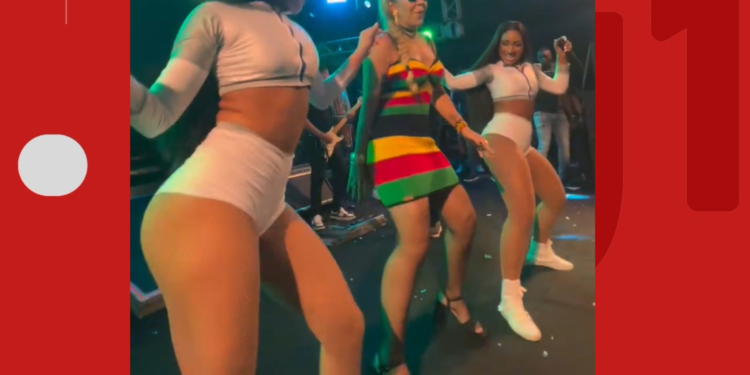 VÍDEO: Prefeita de cidade da Bahia ‘quebra tudo’ no palco de show da banda de pagode La Fúria VÍDEO: Prefeita de cidade da Bahia ‘quebra tudo’ no palco de show da banda de pagode La Fúria