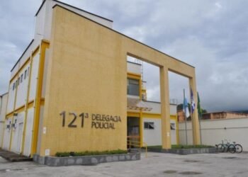 Polícia prende homem e apreende três menores em operação contra tráfico de drogas em Casimiro de Abreu