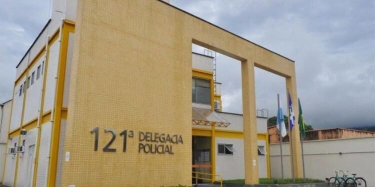 Polícia prende homem e apreende três menores em operação contra tráfico de drogas em Casimiro de Abreu Polícia prende homem e apreende três menores em operação contra tráfico de drogas em Casimiro de Abreu